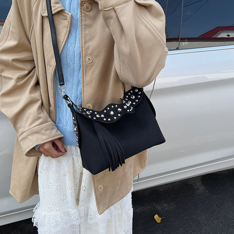 Nieuwe mode retro schoudertas  - Half Moon Bag Suede recensie en prijs